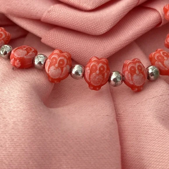 Silver and pink elasticized owl bead bracelet - Picture 3 of 3